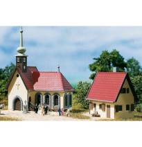 N Dorfkirche mit Pfarrhaus