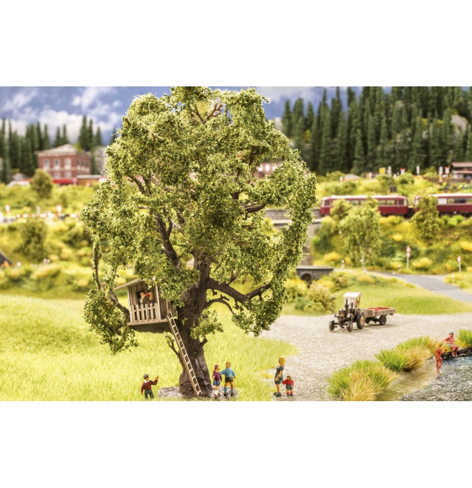 Baum mit Baumhaus