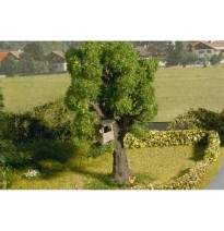 Baum mit Baumhaus