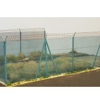 Hoher Maschendrahtzaun mit Stacheldraht