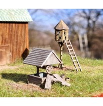 Rustikaler Brunnen und Taubenschlag