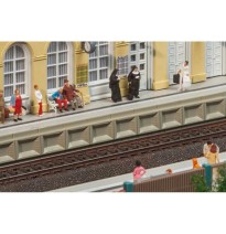 Moderner Bahnsteig für C-Glei