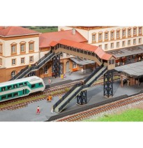 Fußgängerbrücke mit Überdachu