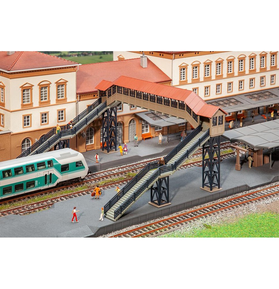 Fußgängerbrücke mit Überdachu