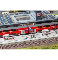 Moderner Bahnsteig mit Zubehö