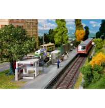 Moderne Wartehäuschen mit Zub