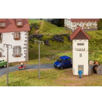 Trafohäuschen mit Strommasten