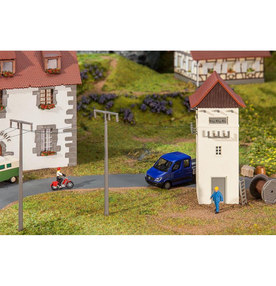 Trafohäuschen mit Strommasten