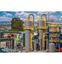 Kolonne mit Rohrleitungen