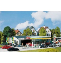 Tankstelle mit Servicegebäude
