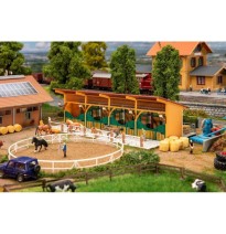 Pferdestall mit 4 Pferden