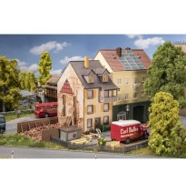 Altstadthaus mit Bretterzaun