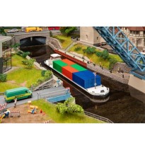 Flussfrachter mit Containern