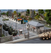 Wachgebäude mit Schlagbaum