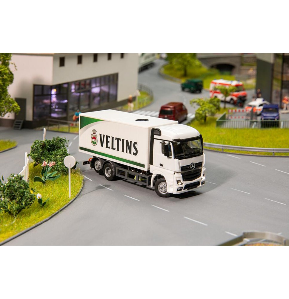 Car System Digital LKW MB Actros Streamspace Kofferaufbau Veltins Getränke (HERPA)