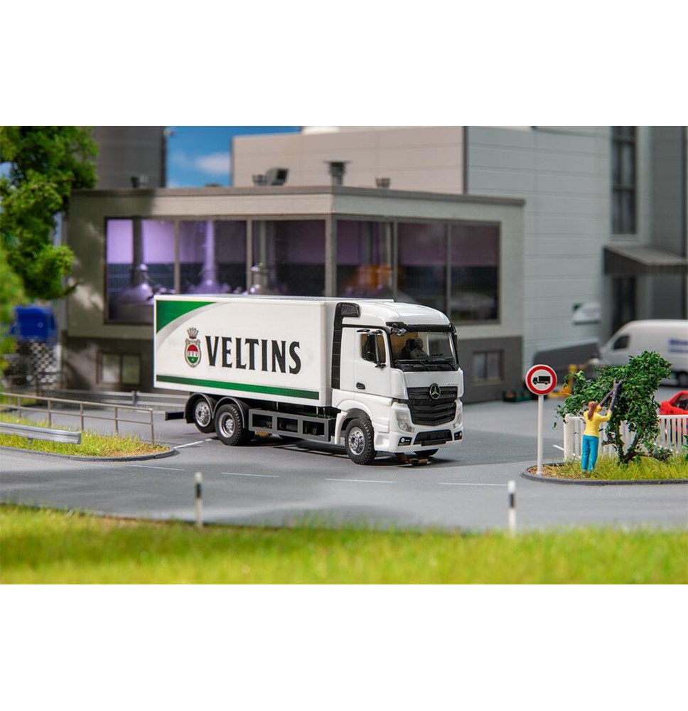 LKW MB Actros Streamspace Kofferaufbau Veltins Getränke (HERPA)