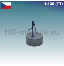 Betonring mit Wasserpumpe – Brunnen