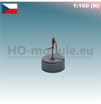 Betonring mit Wasserpumpe – Brunnen