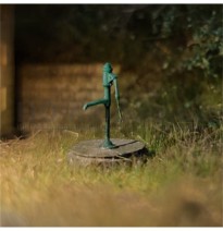 Betonring mit Wasserpumpe – Brunnen