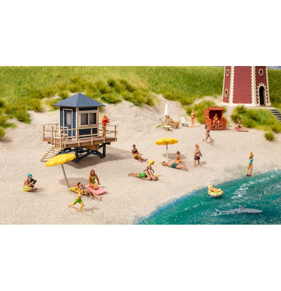 Rettungsschwimmer-Turm mit Haifisch-Flosse