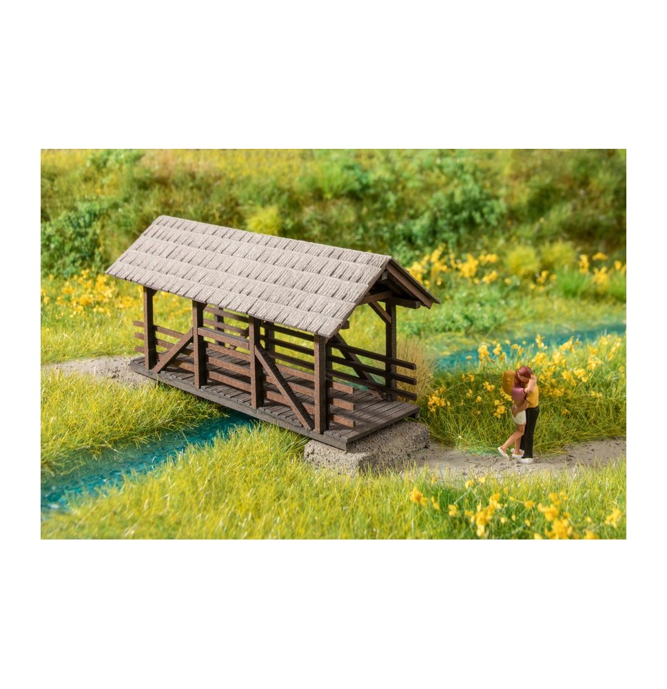 Überdachte Fußgänger-Brücke